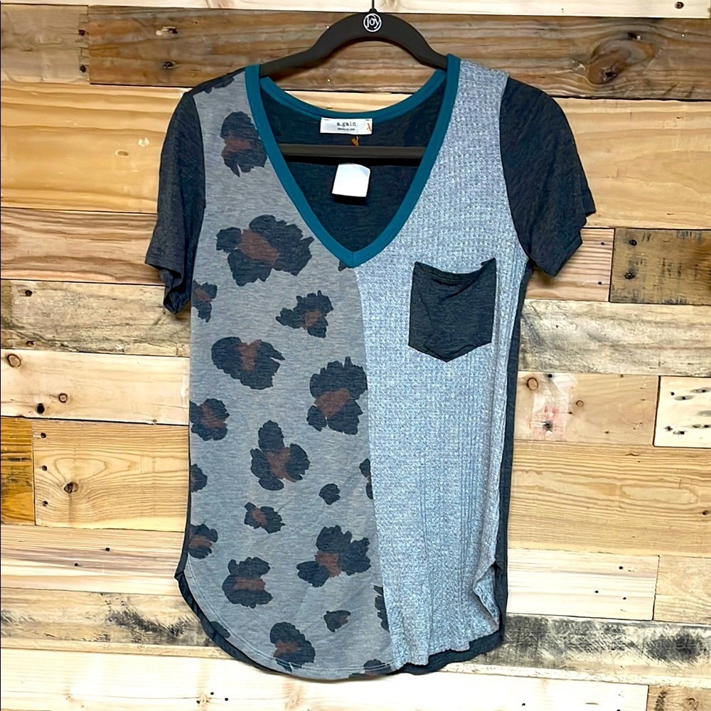 A.Gain size S Gray with Cheetah Print V-neck Waffle Knit Short Sleeve T-Shirt